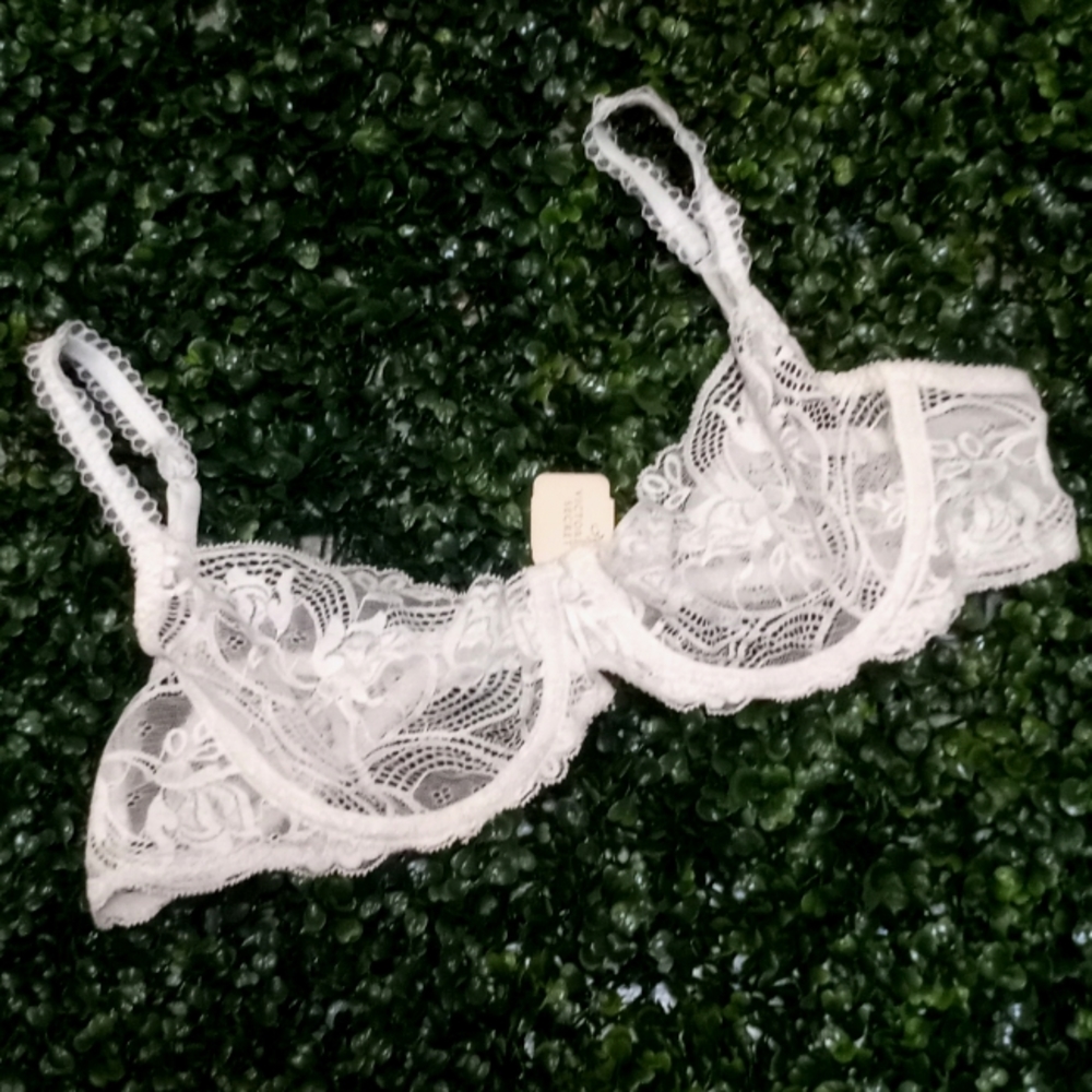 Vintage y2K 00s VS Ivory Lace Balconette Bra